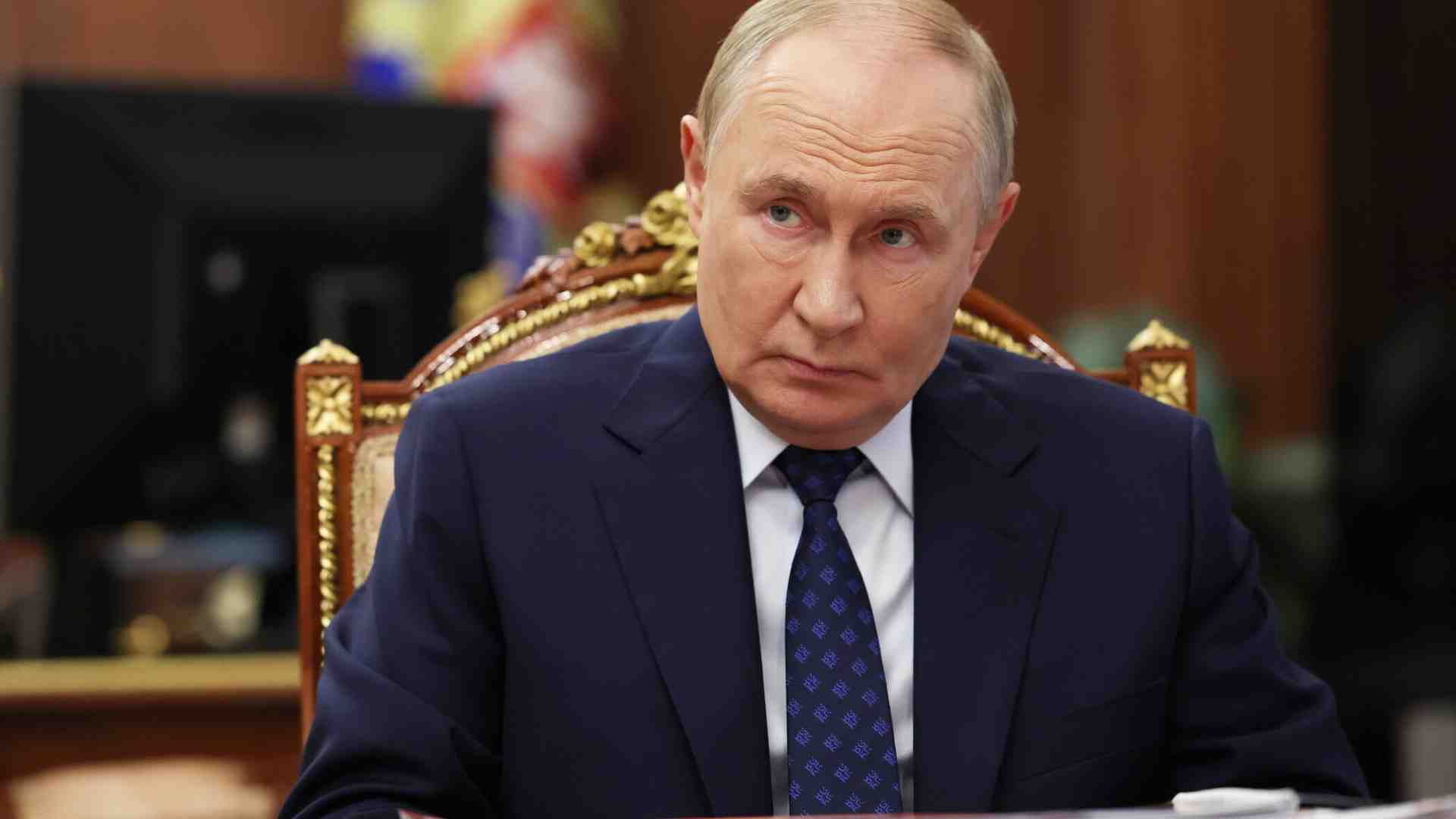 Immagine di Putin invade i cieli della Nato