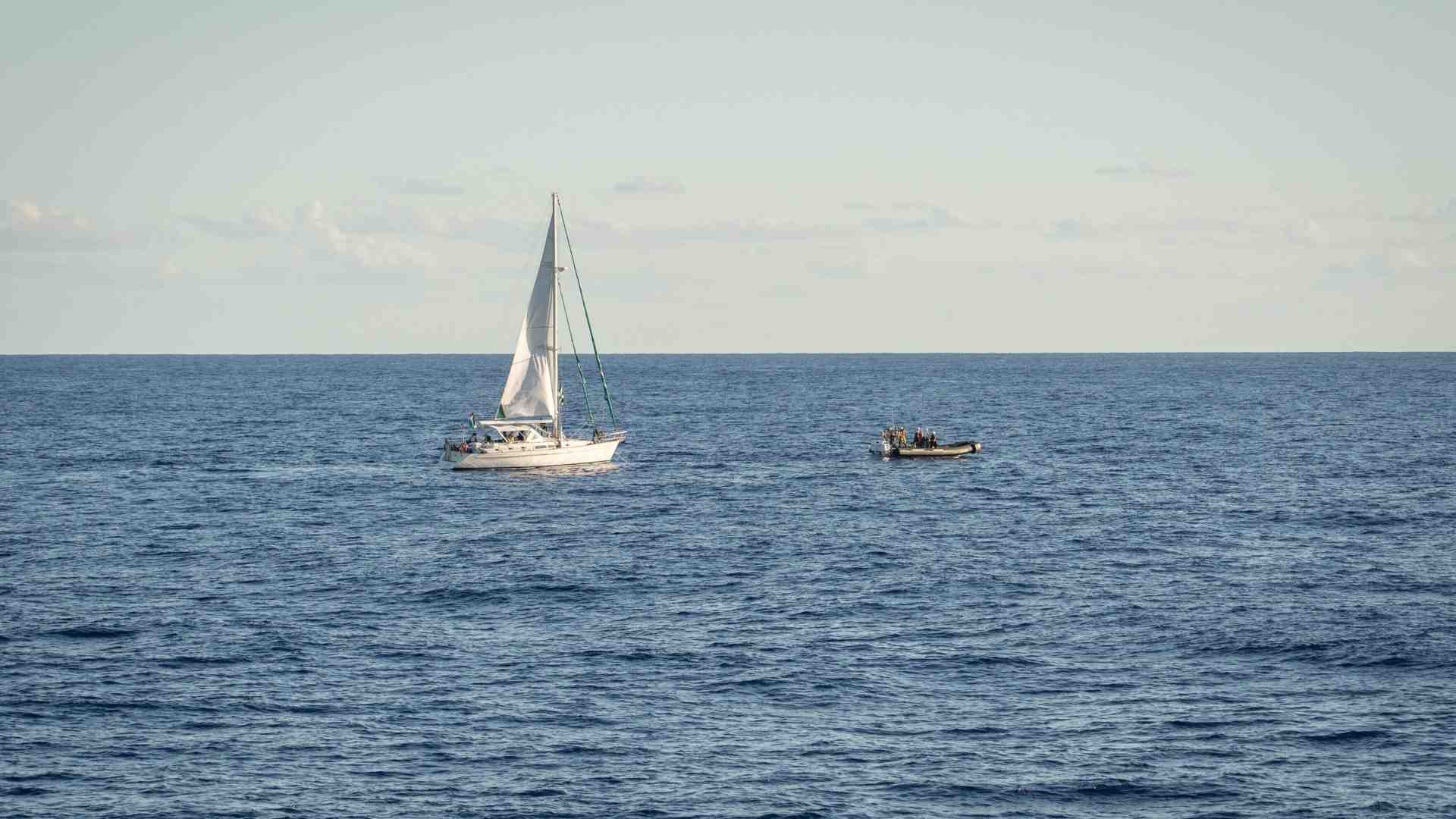 Immagine di Tirare una barca su per una montagna. Meglio, una flottilla