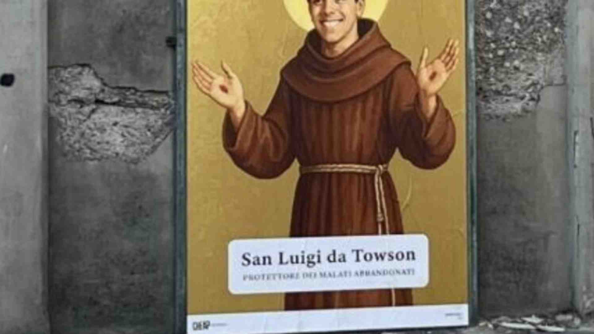 Immagine di Il poster che santifica Luigi Mangione nella città dove venne ucciso Marco Biagi