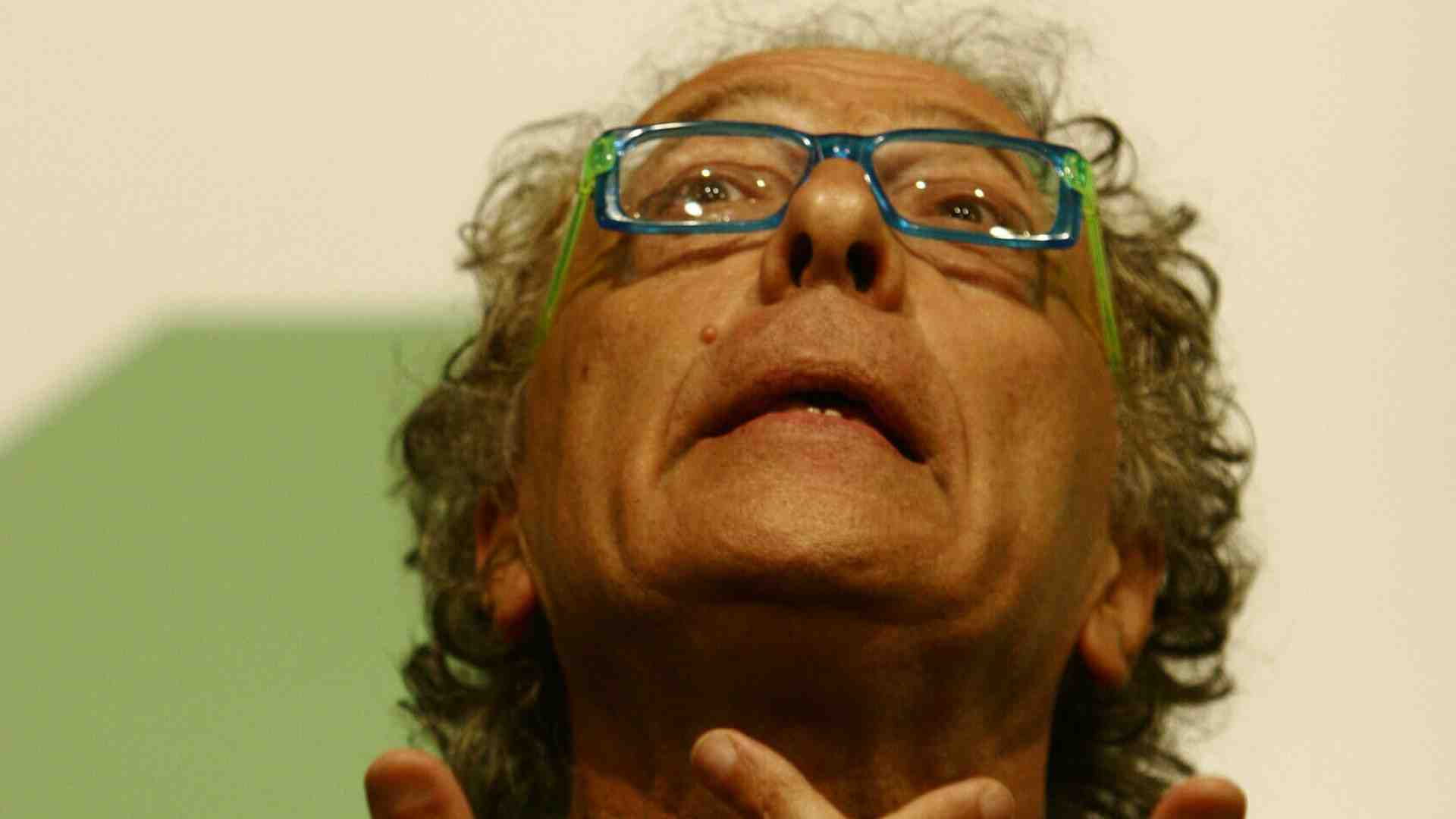 Immagine di Senza più i soldi della tivù Mughini vende i libri amati. Un racconto di amicizia e denaro