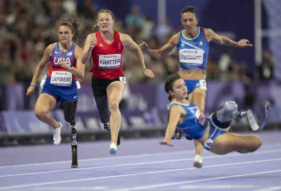 La caduta di Sabatini durante la finale dei 100m T63 a Parigi 2024 (foto Ansa)&nbsp;<br />