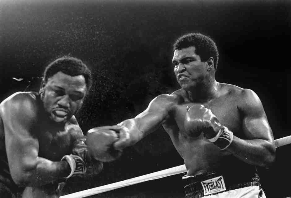 Muhammad Ali contro Joe Frazier a Manila (foto Mitsunori Chigita per Ap, via LaPresse)<br />