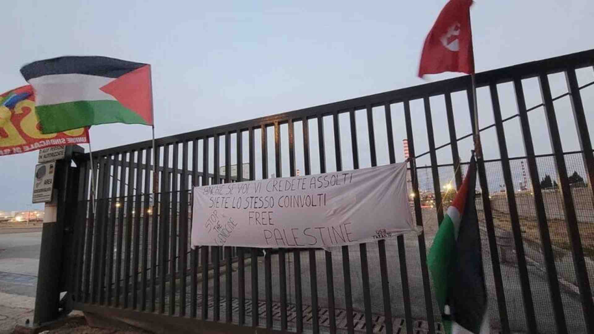 Immagine di A Taranto riparte la petroliera con il greggio per Israele ostaggio dell'Usb