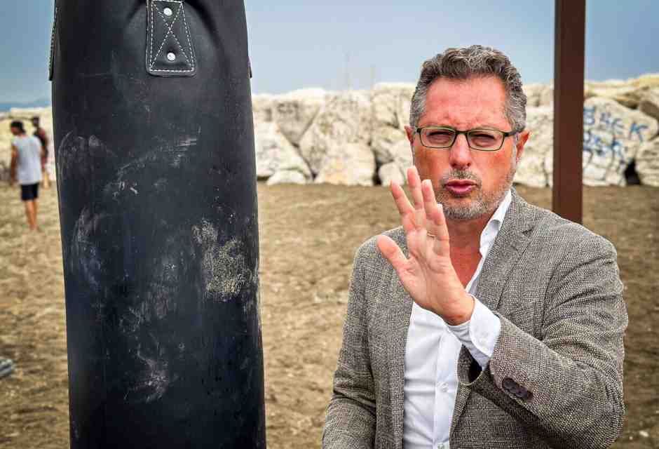 Pd e sinistra contro un deputato di Avs: "Partecipa a convegni pericolosi sulla violenza di genere"