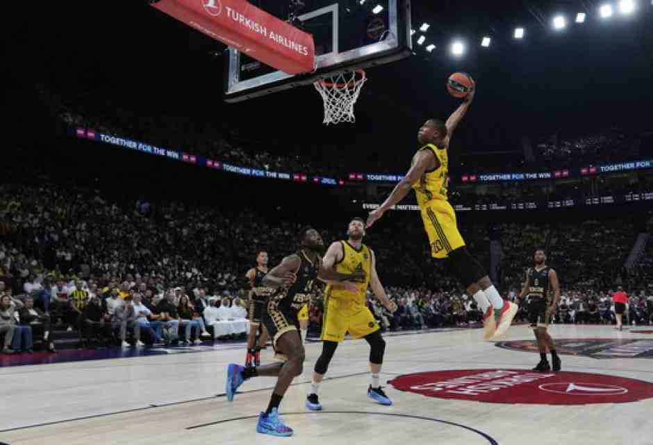 Un'immagine della finale dell'Eurolega 2024-2025 tra&nbsp;Fenerbah&ccedil;e e Monaco (foto Ap, via LaPresse)