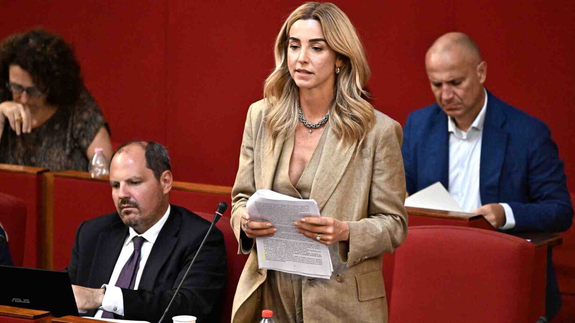 Immagine di Silvia Salis cambia strategia: niente tv, niente interviste. Arrivare vivi alla leadership