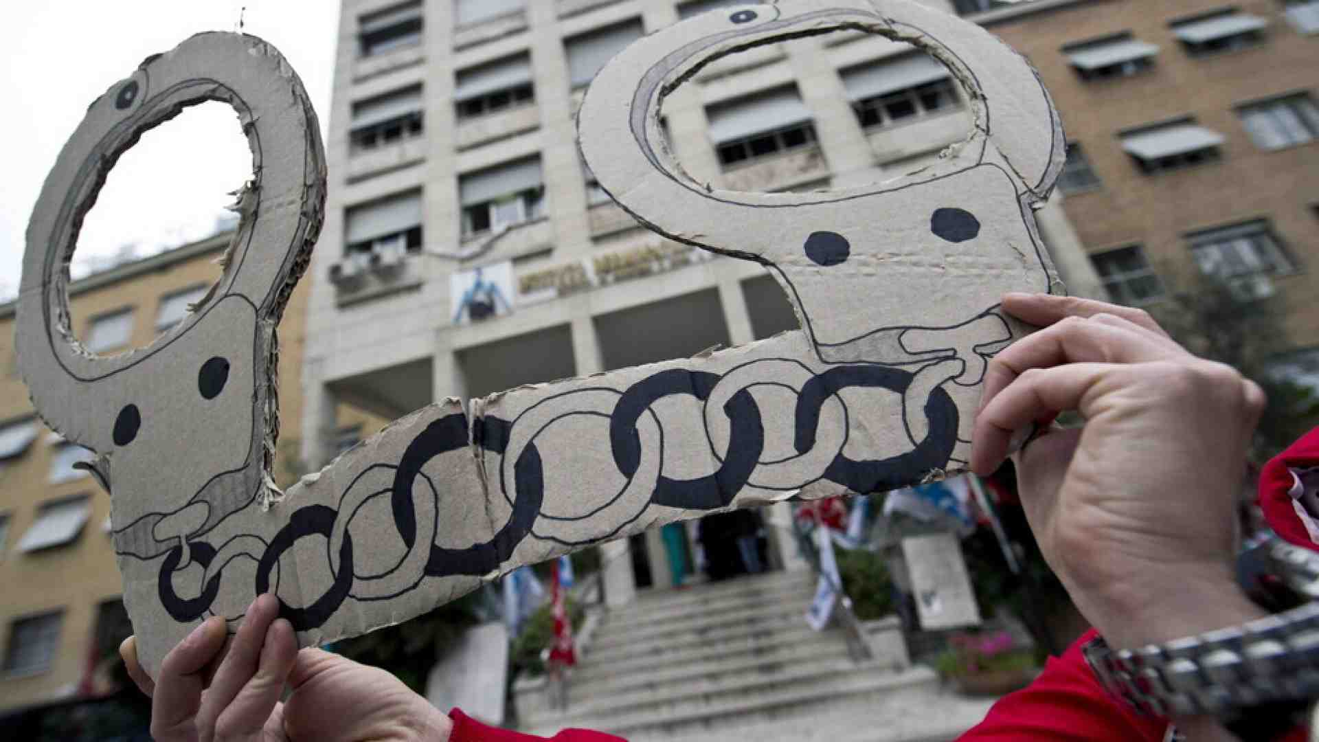 Immagine di Da “Bravi ragazzi” a “El loco”: i titoli delle indagini che violano la presunzione di innocenza (e la legge)