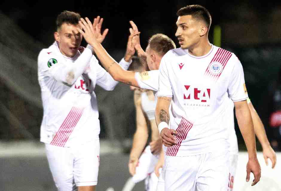 Giocatori dello Zrinjski festeggiano un gol in Conference League nella stagione 2023 (foto Ansa) <br />