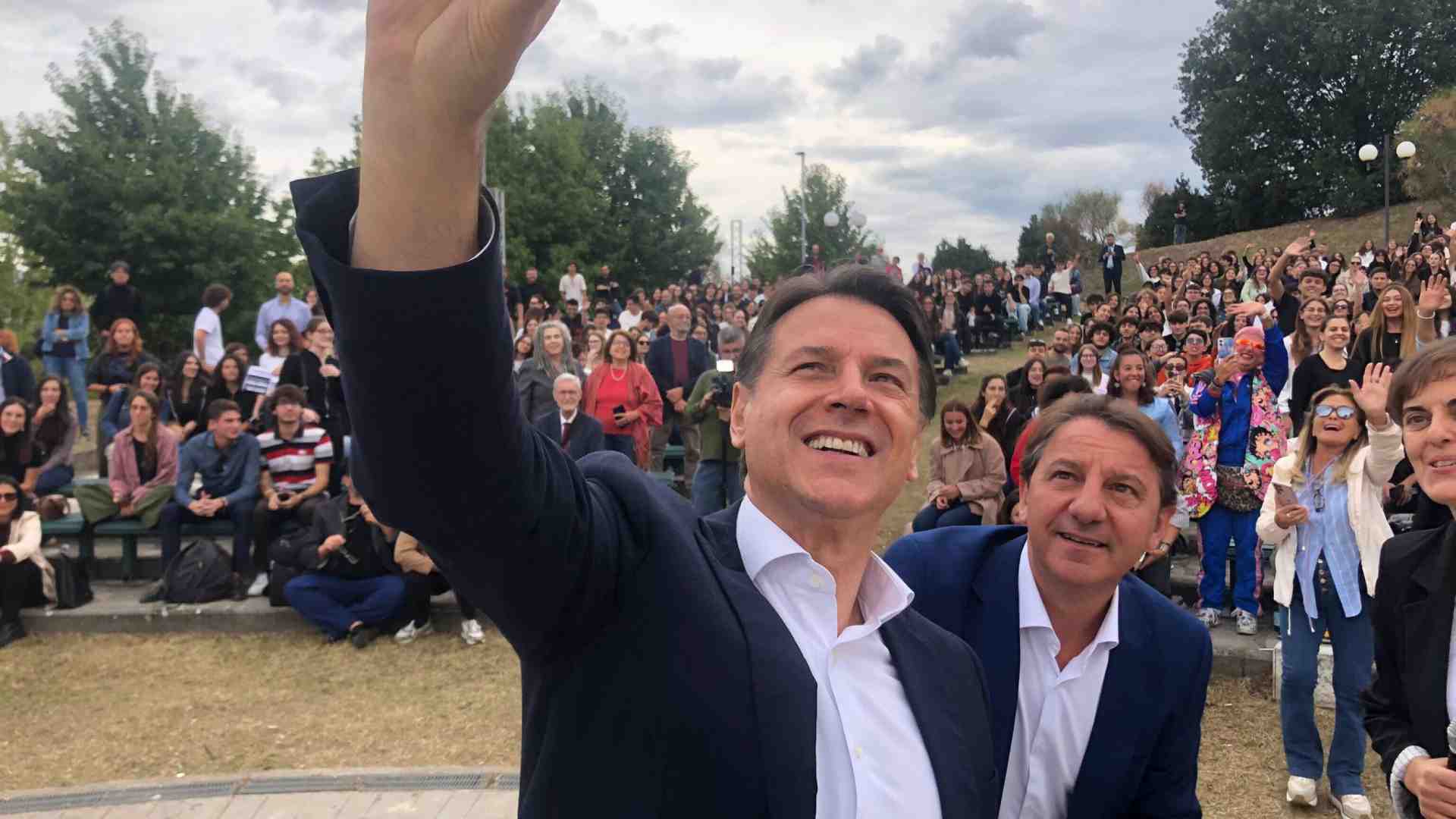 Immagine di Schlein snobba la Calabria per sciopero e flotilla. Con Tridico per la chiusura c’è solo Conte