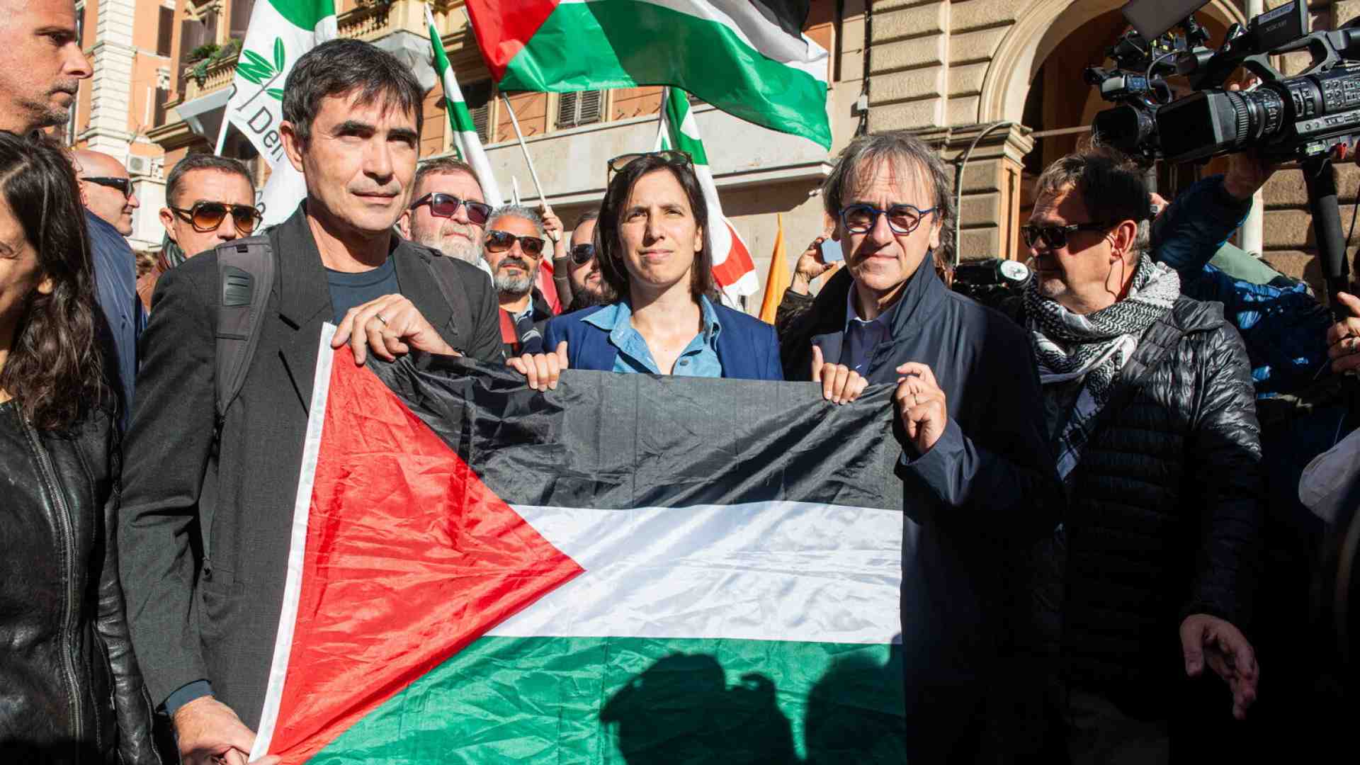 Immagine di I “dilemmi” di Schlein. Corrado, Scotto e gli altri della flotilla alle 13.30 a Fiumicino. “Andare a prenderli o no?”