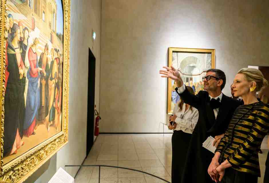 Cate Blanchett sosta davanti allo "Sposalizio della Vergine" di Sandro Botticelli (1445 - 1510) alla Pinacoteca di Brera (courtesy SGP Italia/Alfonso Catalano)