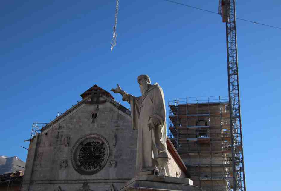 La storia dell’ex sindaco di Norcia, colpevole del “reato di agire” dopo il sisma del 2016