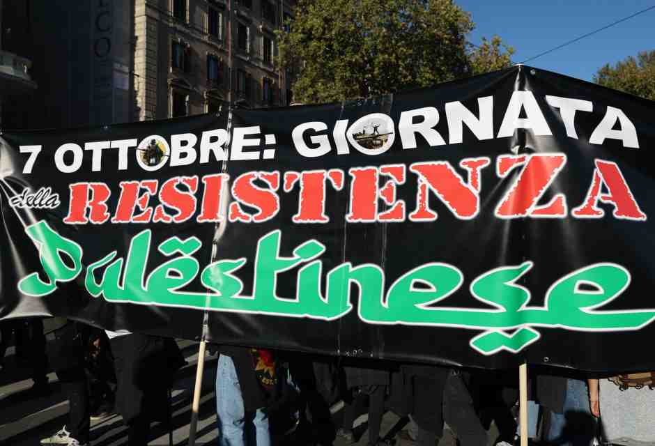 Il 7 ottobre come atto di resistenza: sabato a Roma &egrave; comparso anche questo striscione (foto Ansa)