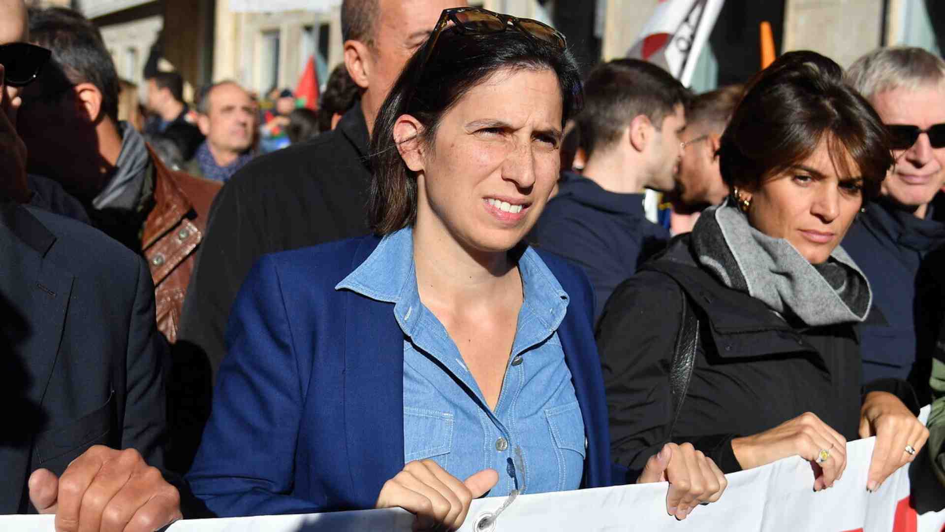 Immagine di Schlein guarda lontano. L’abbraccio a Landini con vista primarie