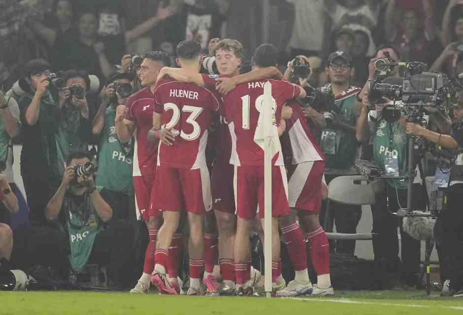 I giocatori dell'Indonesia festeggiano un gol contro la Cina (foto Ap, via LaPresse)