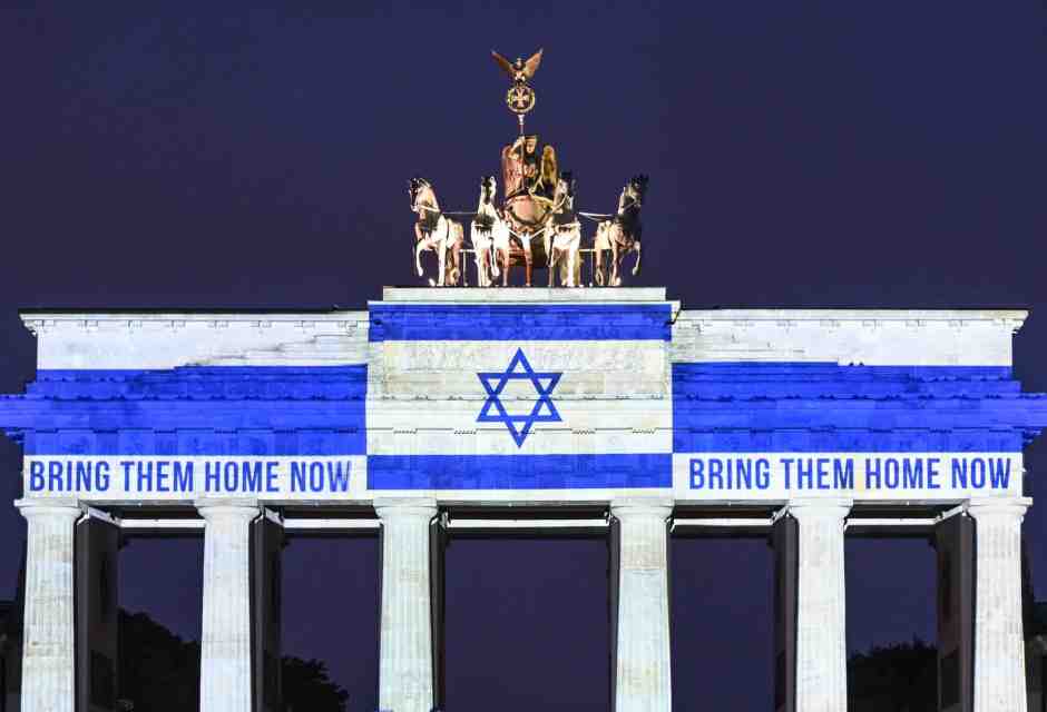 La porta di Brandeburgo  a Berlino con i colori della bandiera d'Israele il 7 ottobre 2025 (Britta Pedersen/dpa via AP)&nbsp;<br />
