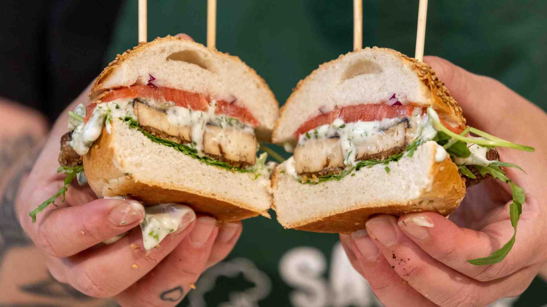 Immagine di Il Pd si spacca pure sul burger vegano. Al Parlamento europeo passa la linea Coldiretti-Lollo