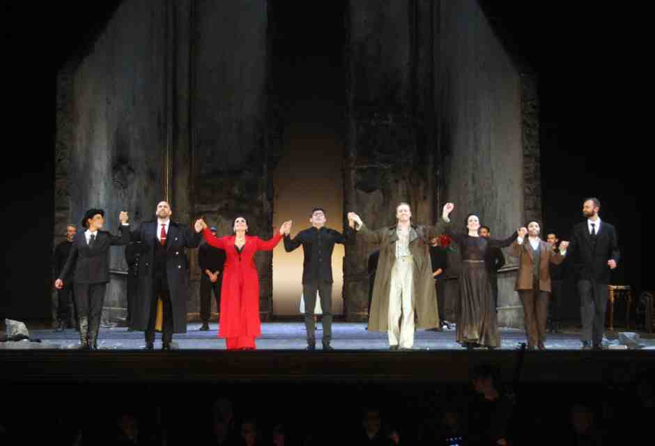 Il cast di Mitridate Eupatore e al centro il Maestro Giulio Prandi&nbsp; Foto &copy; Studio Camera