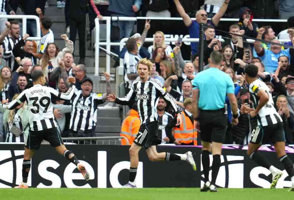 Nick Woltemade festeggia il gol segnato all'Arsenal in Premier League (foto Ap, via LaPresse)