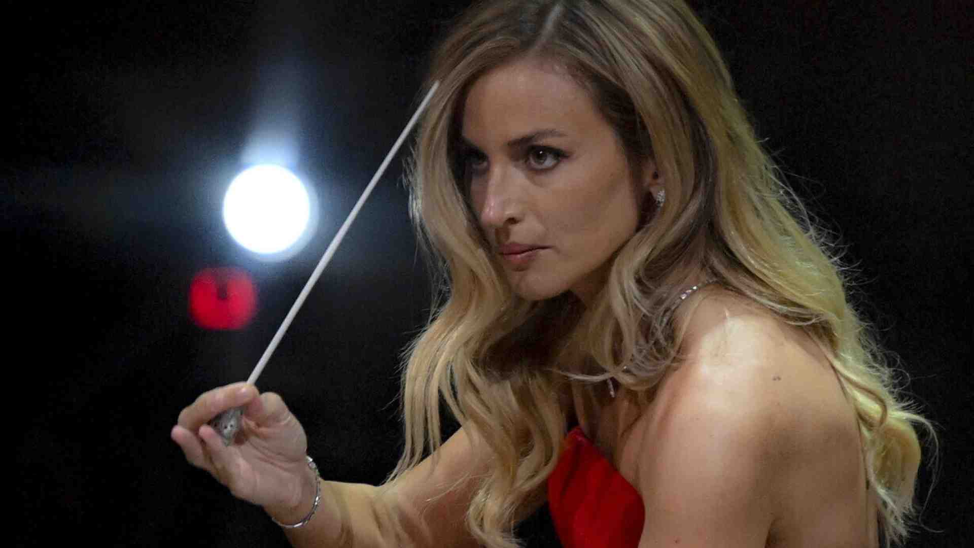 Immagine di Quello che non va in Beatrice Venezi: prorompente, pop e di destra. Anatomia di un massacro