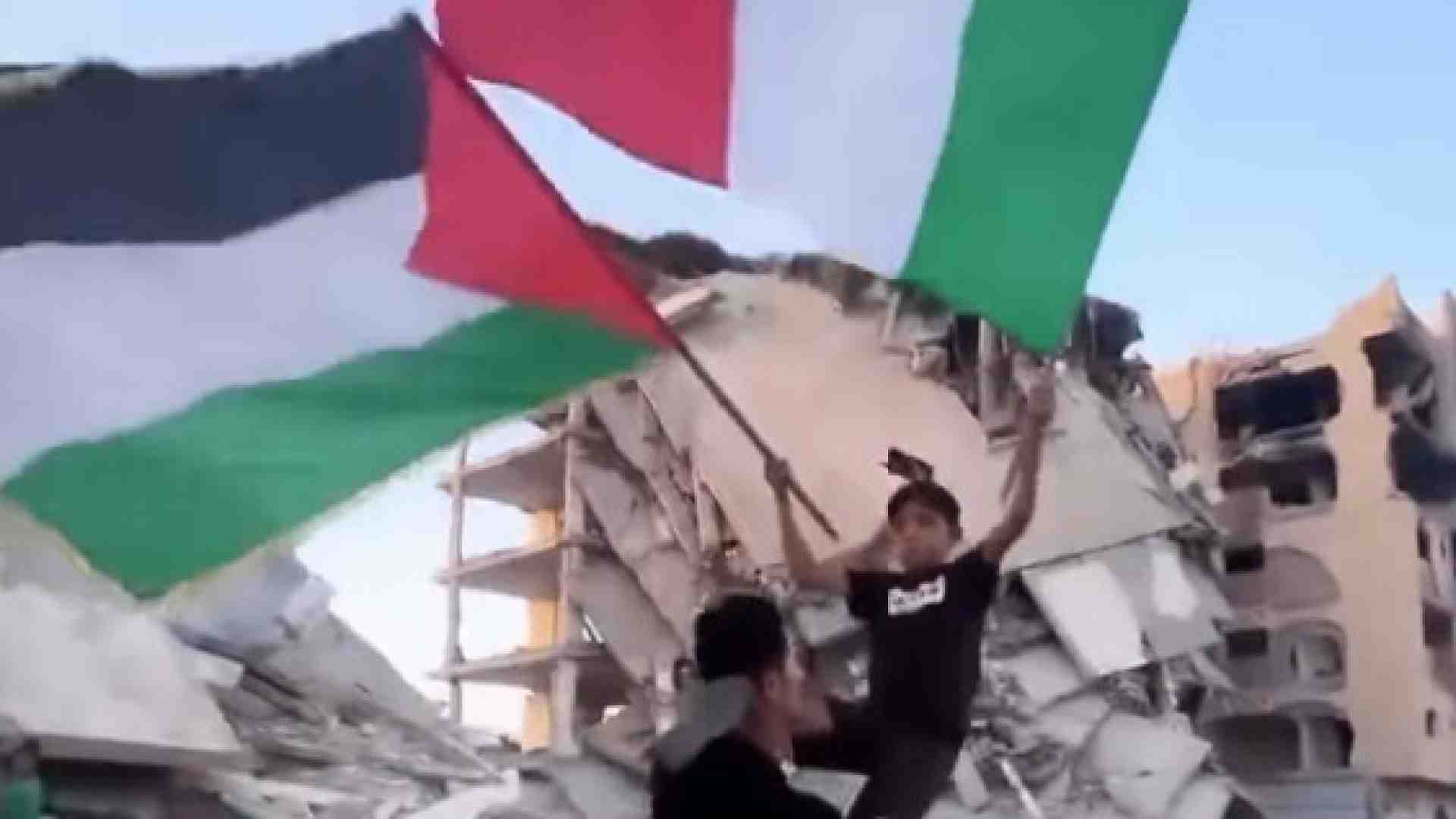 Immagine di Il video della bandiera italiana sventolata a Gaza, rilanciato sia dal ministro Tajani sia da Ilaria Salis