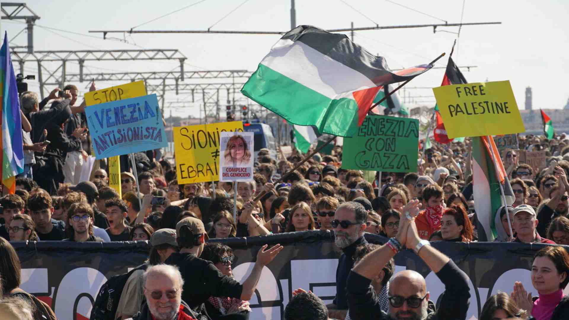 Immagine di E da noi, indignati e soubrette del genocidio mugugnano e spiegano a tutti perché non va bene