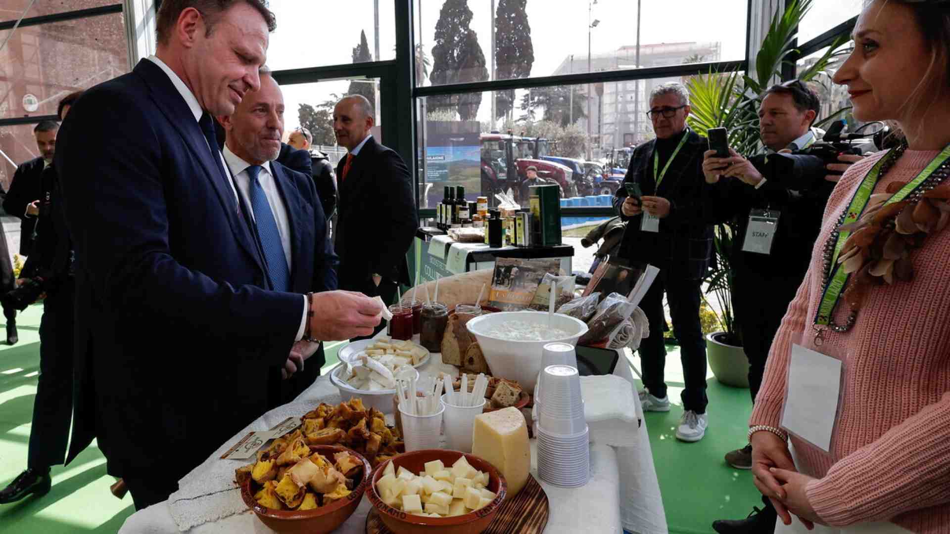 Immagine di Lollobrigida: “Sul ‘meat sounding’ avevamo ragione noi. Ora la Ue ci segue”