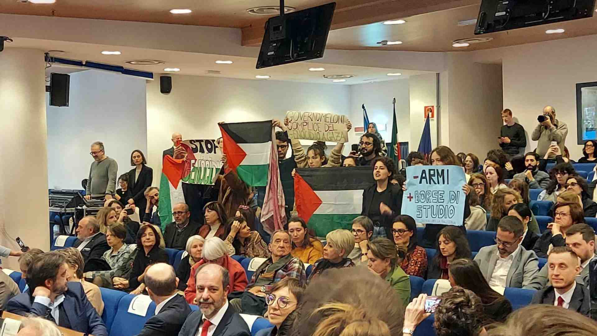 Immagine di Il rettore dell'Università di Siena condanna gli insulti alla ministra Bernini. Ma evita di denunciare i pro pal