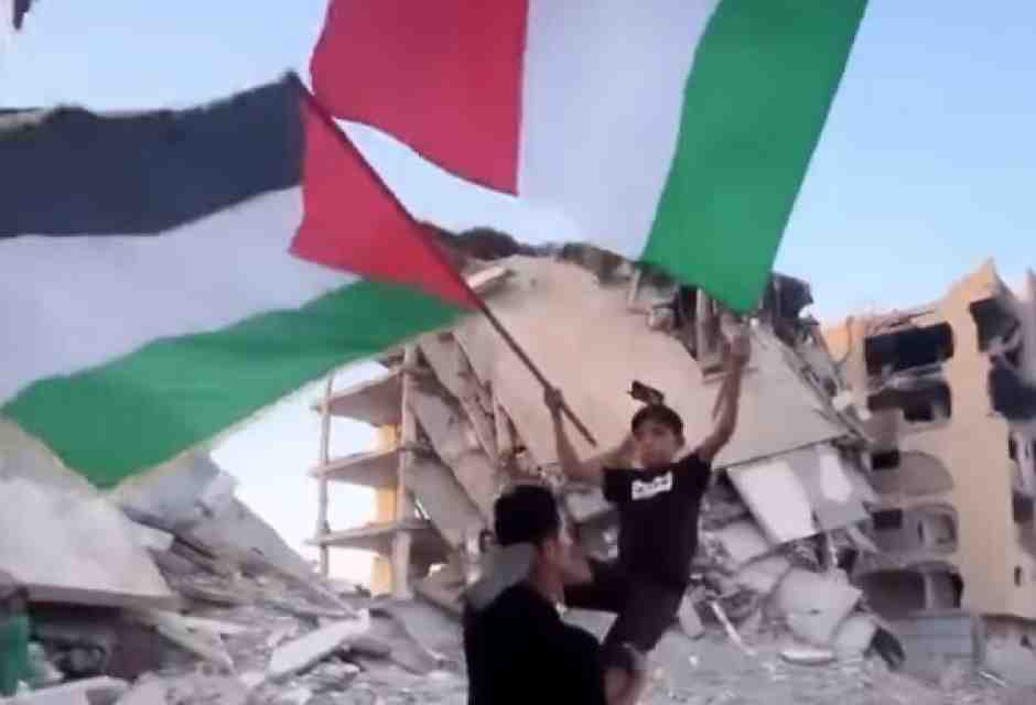 Il video della bandiera italiana sventolata a Gaza, rilanciato sia dal ministro Tajani sia da Ilaria Salis