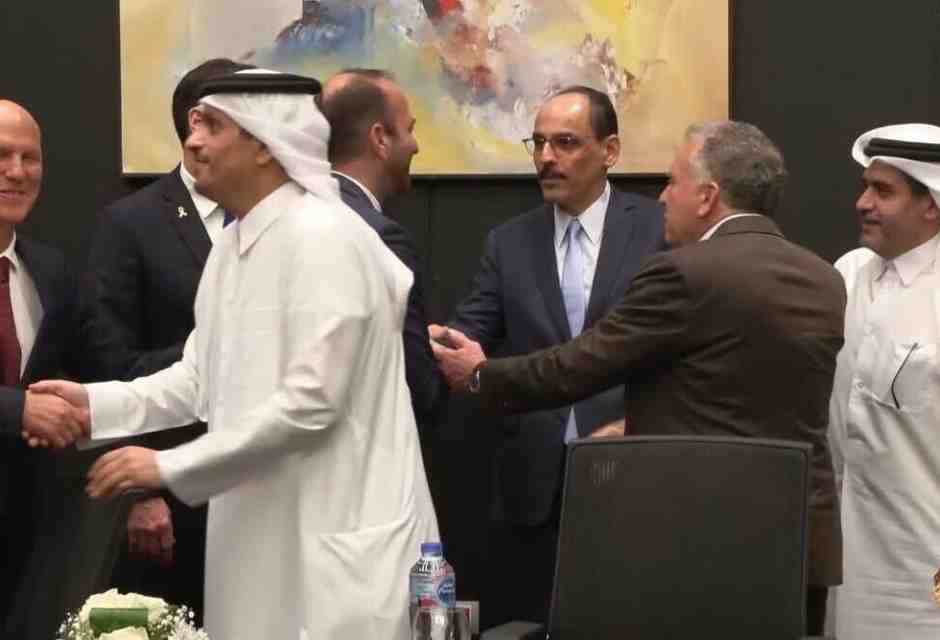 La stretta di mano tra al Thani e Nitzan Alon