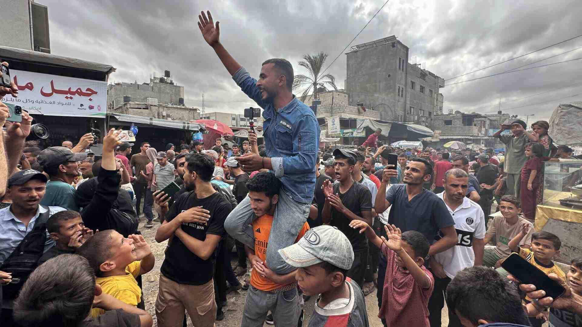 Immagine di Sofocle e la Sfinge, fra Gaza e Gerusalemme, nell'ottobre 2025