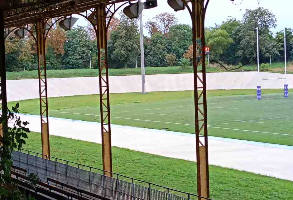 Una delle tribune in stile Eiffel della Cipale (foto Giovanni Battistuzzi)
