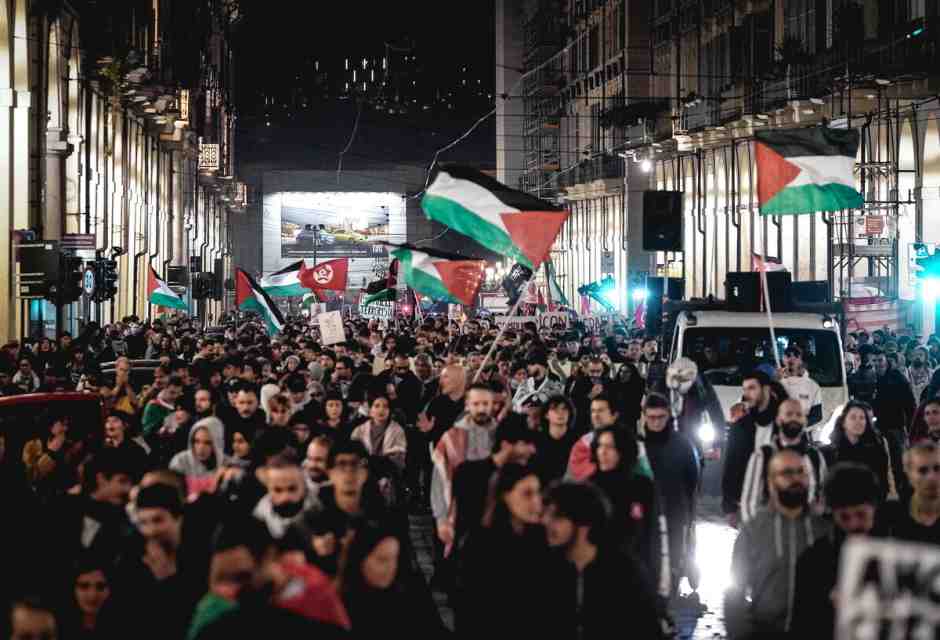 C’è chi li chiama pacifisti delusi e chi utili idioti degli ayatollah