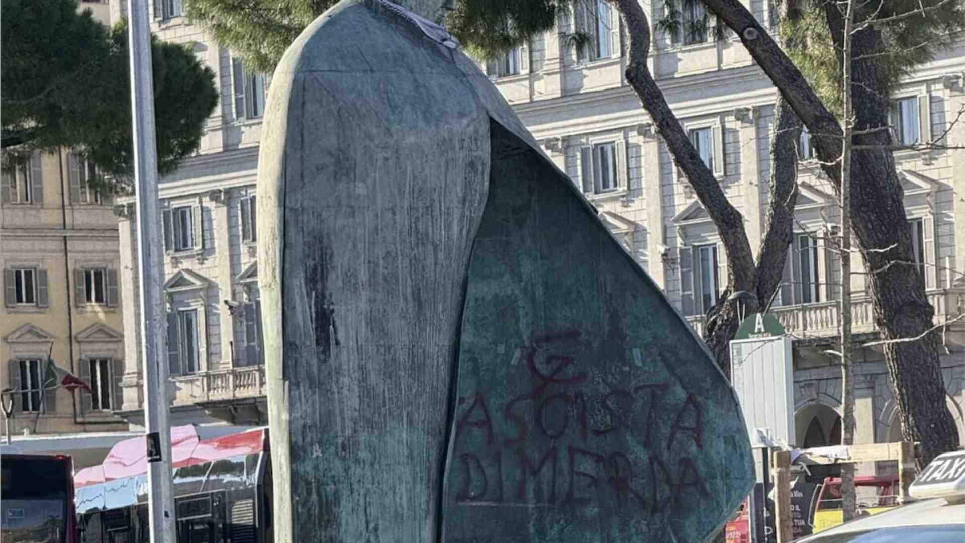 Immagine di Fesso e ignorante chi imbratta la statua di Wojtila, ma chi l’ha messa lì è peggio