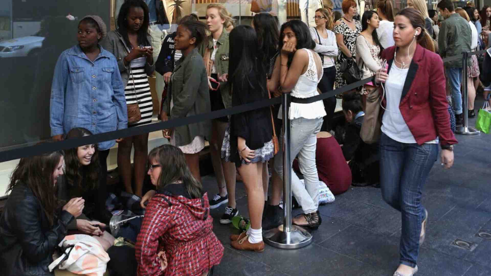 Immagine di Tutti in coda. Il significato del mettersi in fila oggi