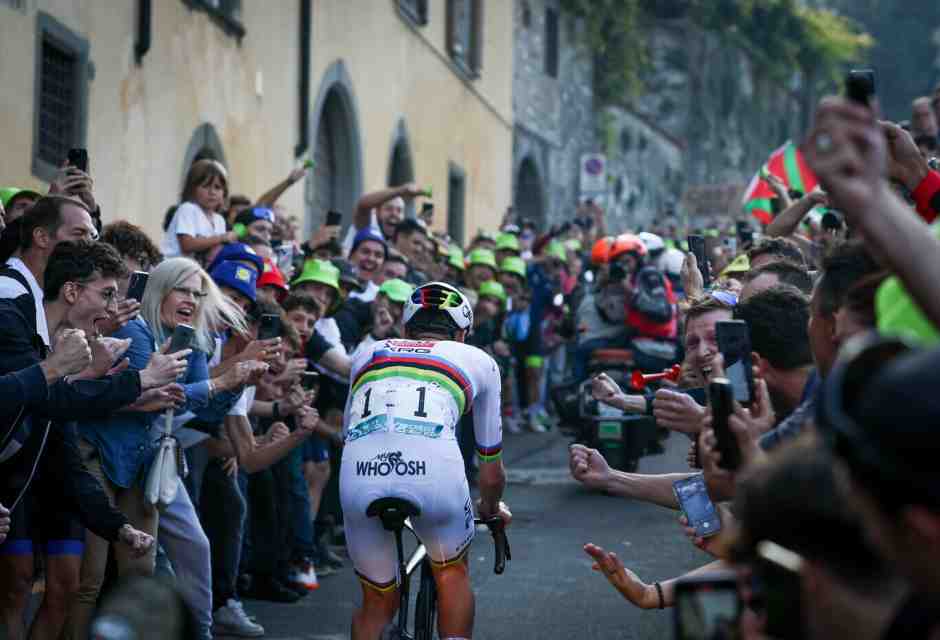 Tadej Pogacar solo al comando del Giro di Lombardia 2025 (foto LaPresse)