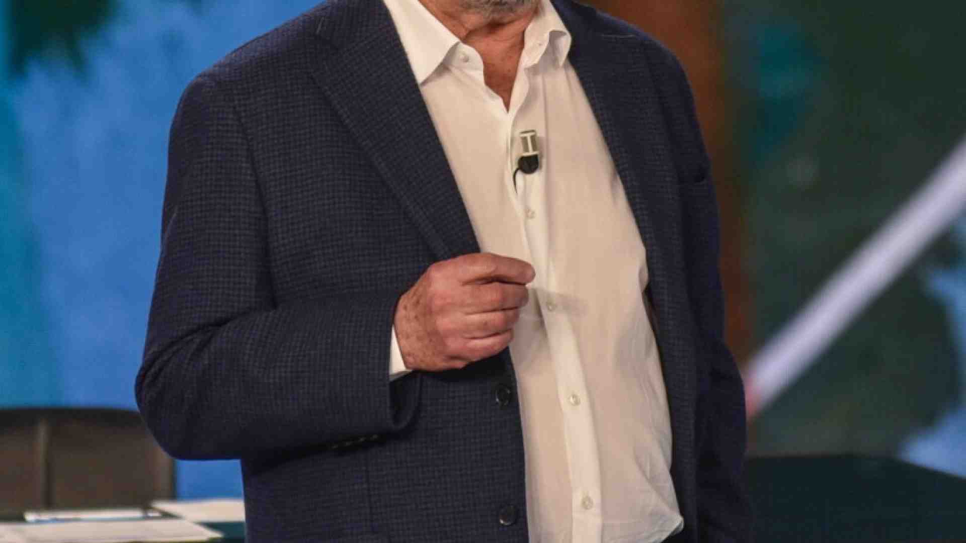 Immagine di Michele Serra e il Pd che oscilla su caso Albanese, ali estreme e striscioni violenti
