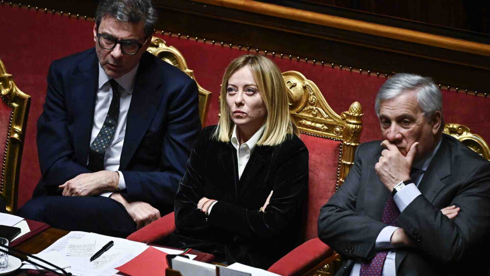 Immagine di Meloni money. La manovra arriva a 18 miliardi, il nodo resta l’aiuto delle banche. Duello Tajani-Giorgetti