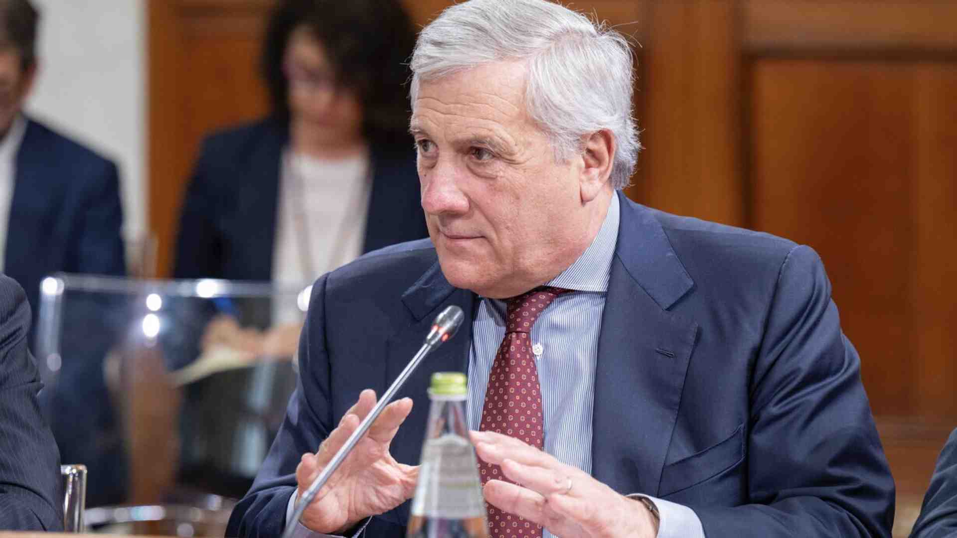 Immagine di Tajani da ruspa: accentra la ricostruzione di Gaza. Meloni delega Mantovano. Asse Crosetto-Provenzano