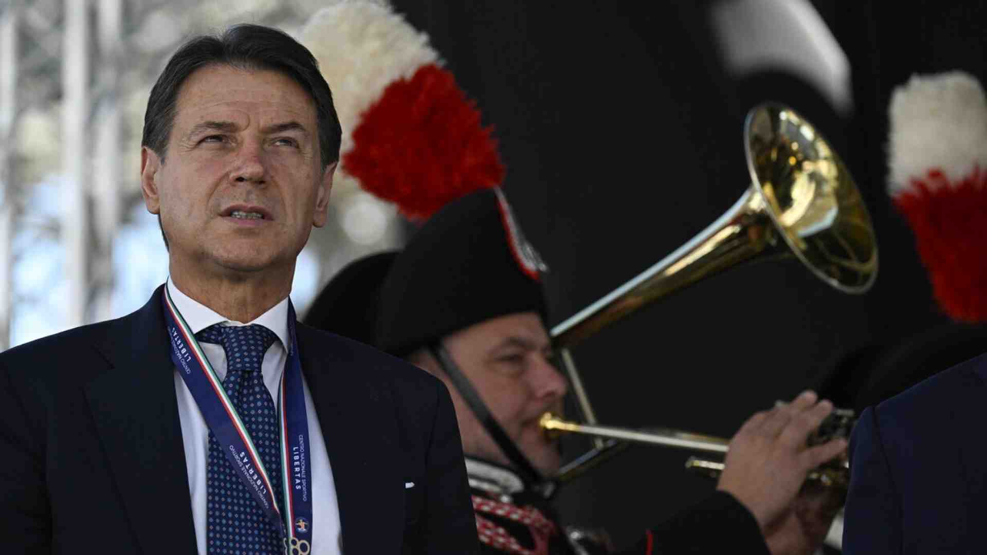 Immagine di Conte presenta la sua mozione sulla Libia e si sposta al centro. Pd e Avs: “Aveva già firmato la nostra”