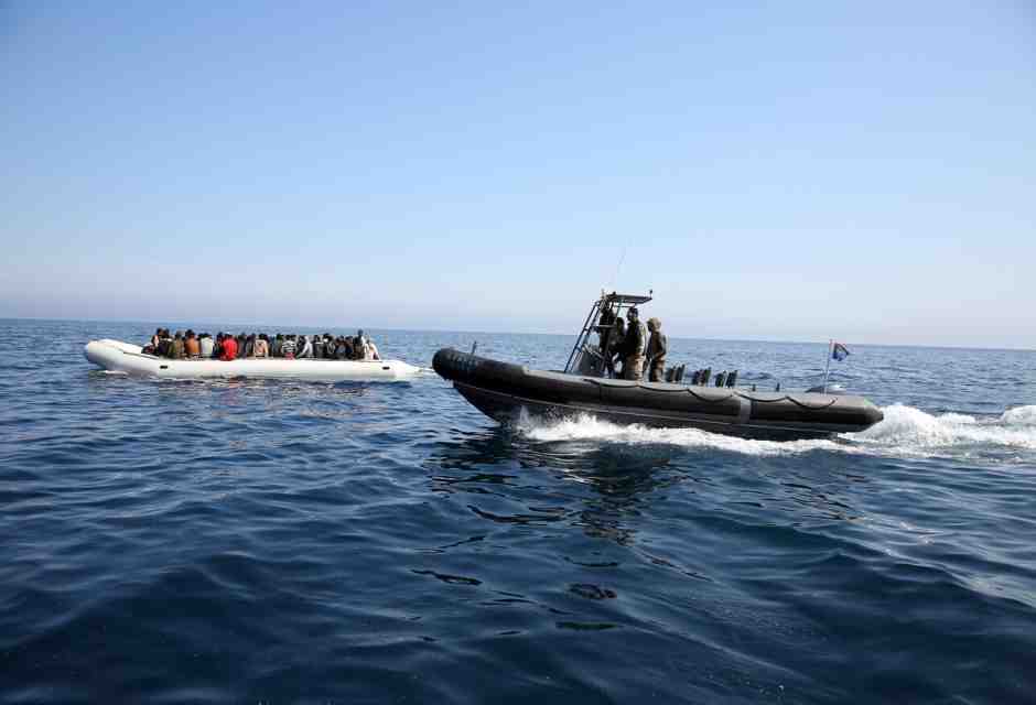 Un gommone della Guardia costiera libica intercetta un'imbarcazione di migranti (foto Getty)