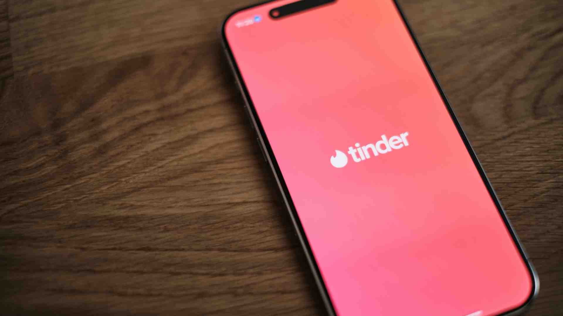 Immagine di Il "loud looking", ovvero la scorciatoia per analfabeti sentimentali ai tempi di Tinder