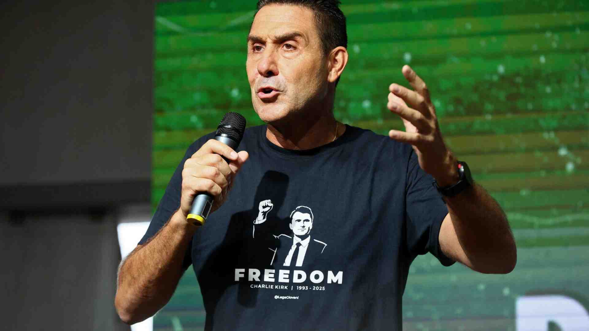 Immagine di "Molla la Lega". Il generale Vannacci assediato dai suoi team