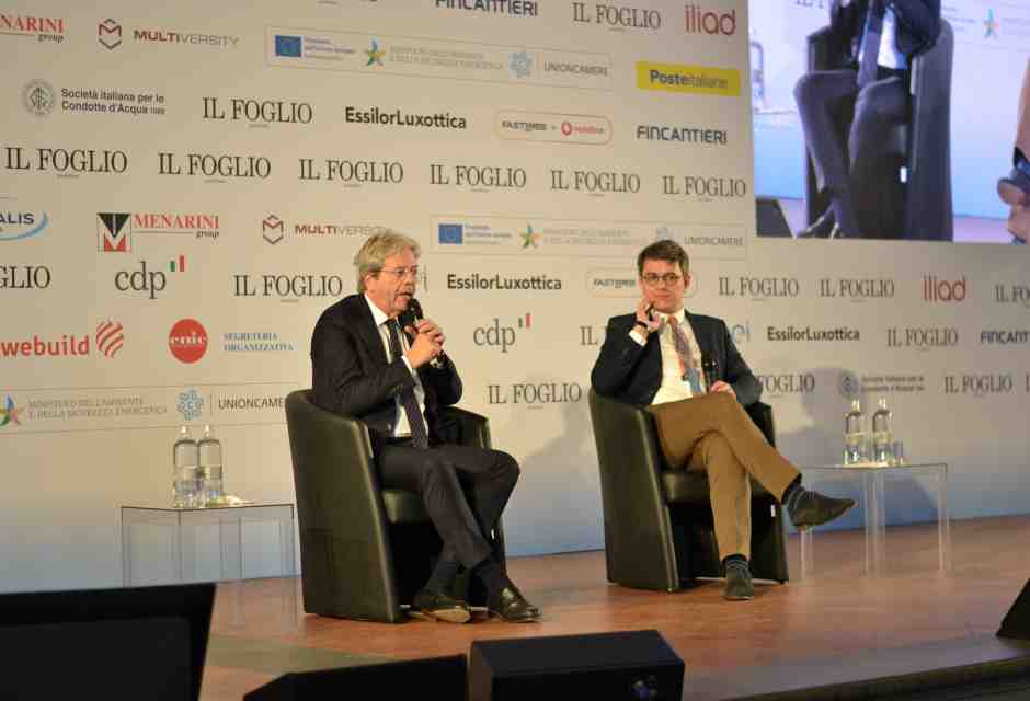 Paolo Gentiloni con Luciano Capone sul palco della Festa dell'Ottimismo (foto Priscilla Ruggiero)
