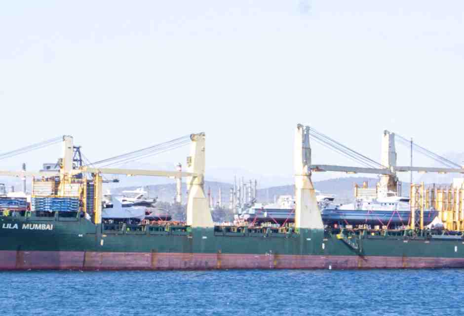 &nbsp;La Lila Mumbai al largo di Ceuta con ben visibili sulla destra le due TBZ dirette a Bengasi (foto: Ships at the Strait of Gibraltar)