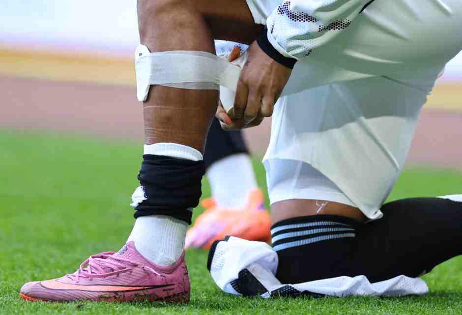 Jadon Sancho dell&rsquo;Aston Villa si assicura il suo mini parastinco alla gamba (foto Getty Images)&nbsp;<br />