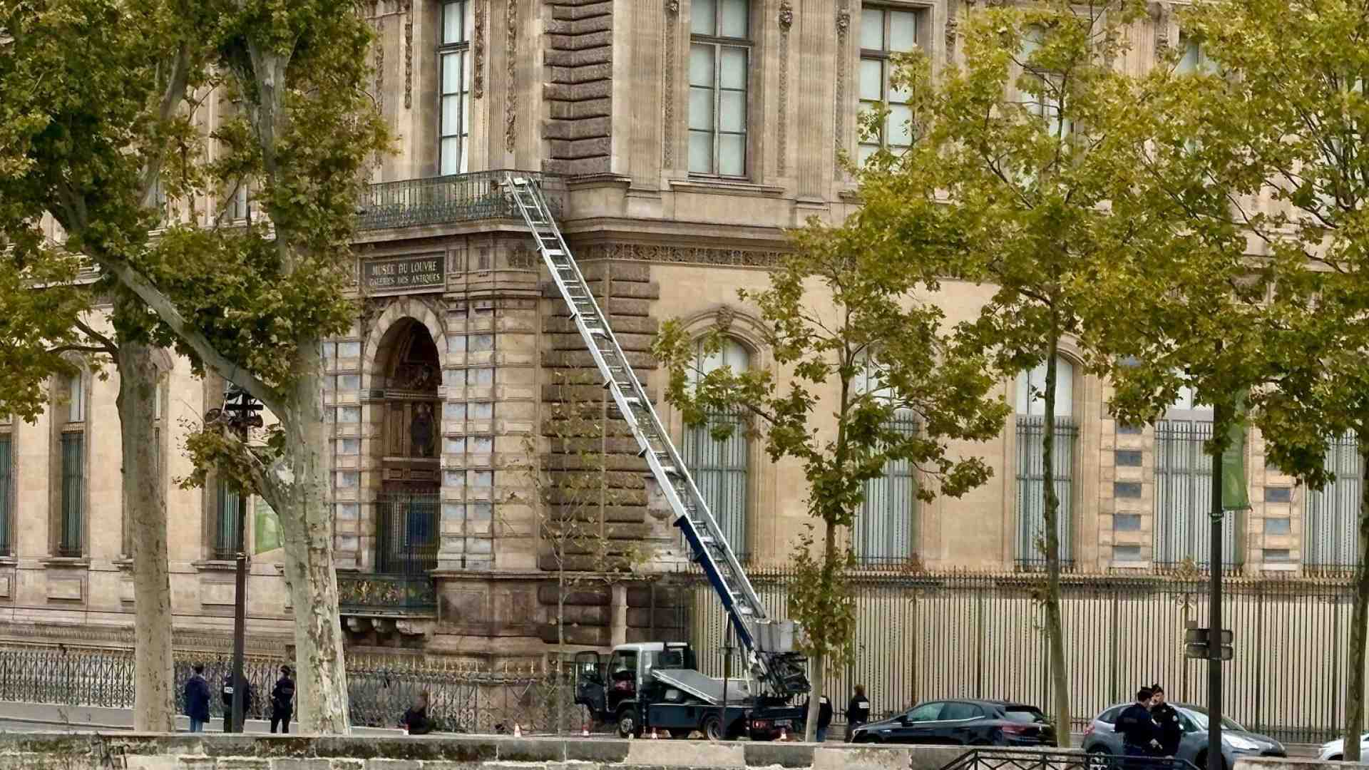 Immagine di Furto al Louvre, trafugati i gioielli di Napoleone. Sette minuti per rubare un secolo di Storia