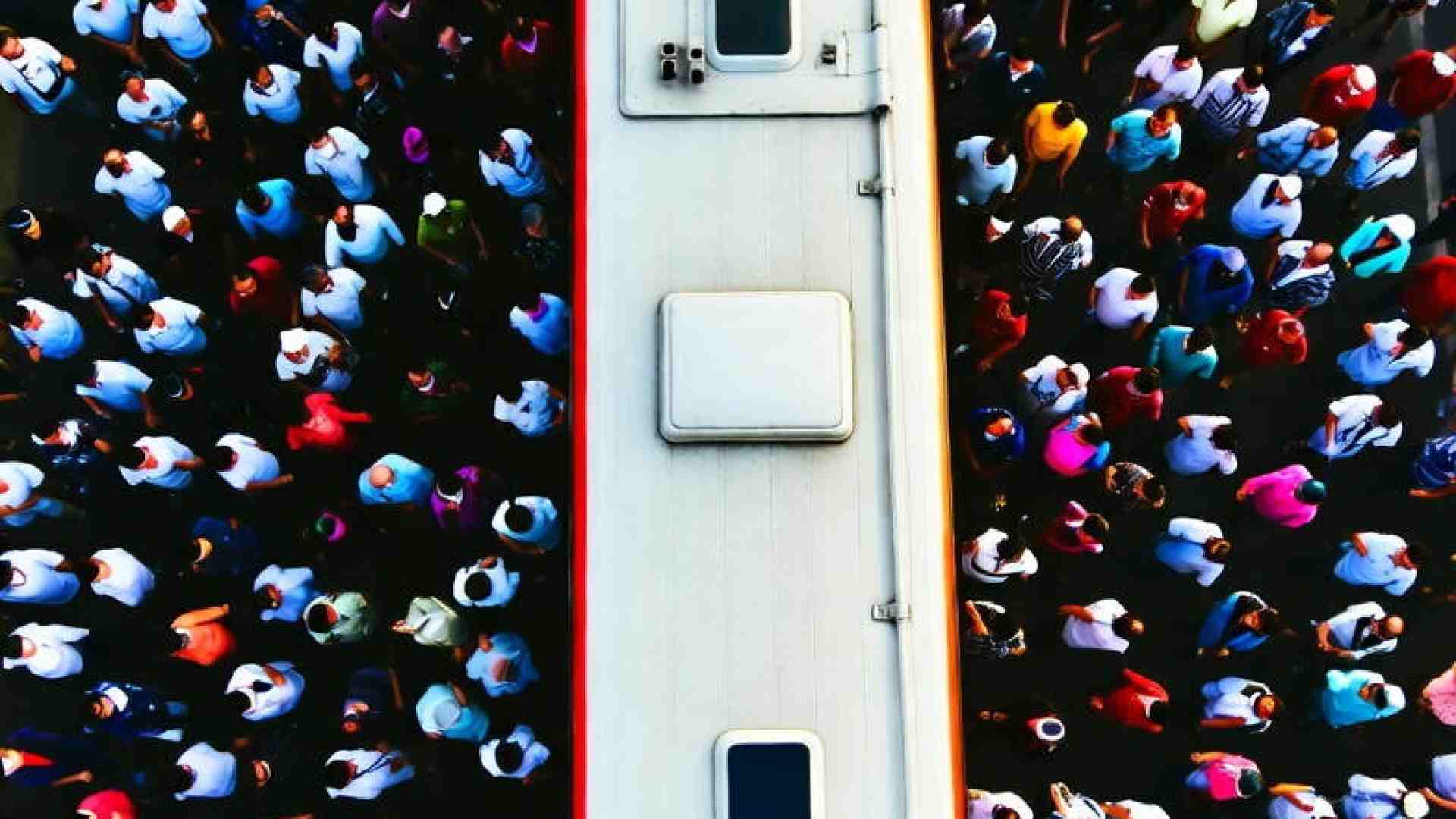 Immagine di L'Italia dei sassi. Una vittima innocente in un autobus di tifosi. Quanto è sottile la distanza tra la rabbia e il caso