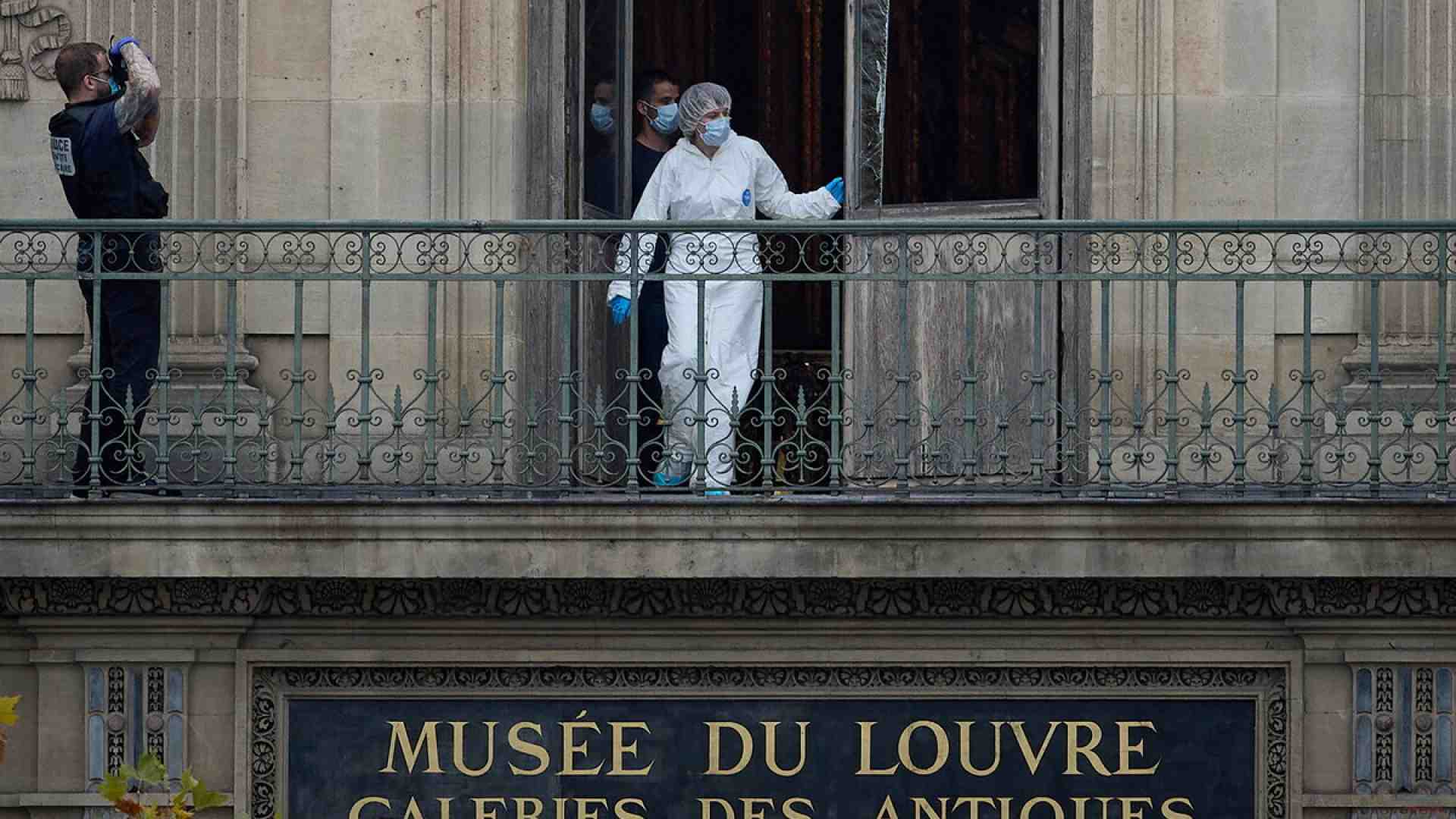 Immagine di Cosa è successo nei sette minuti di furto al Louvre. Le infografiche
