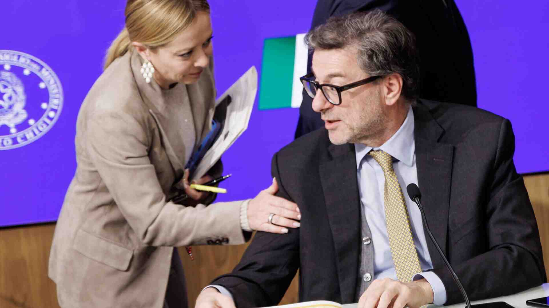 Immagine di Meloni e la manovra "delirio". Bozze, testi mai letti, liti Salvini-Tajani sulle banche. La premier: "Non facciamoci del male"